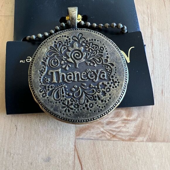 Necklace with sparkly floral design - Picture 3 of 3